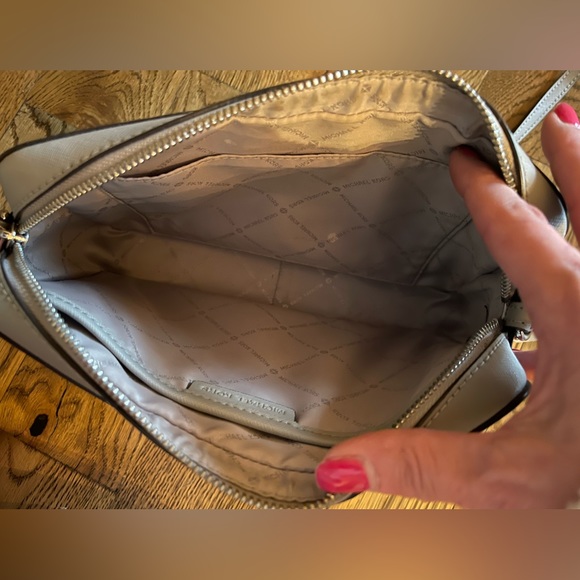 Like New Michael Kors Jet Set Saffiano Leather Crossbody Bag. - Picture 3 of 3